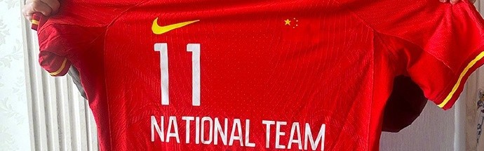2028体育- 拜仁核心前锋达成德甲百球里程碑，俱乐部赠纪念球衣致贺